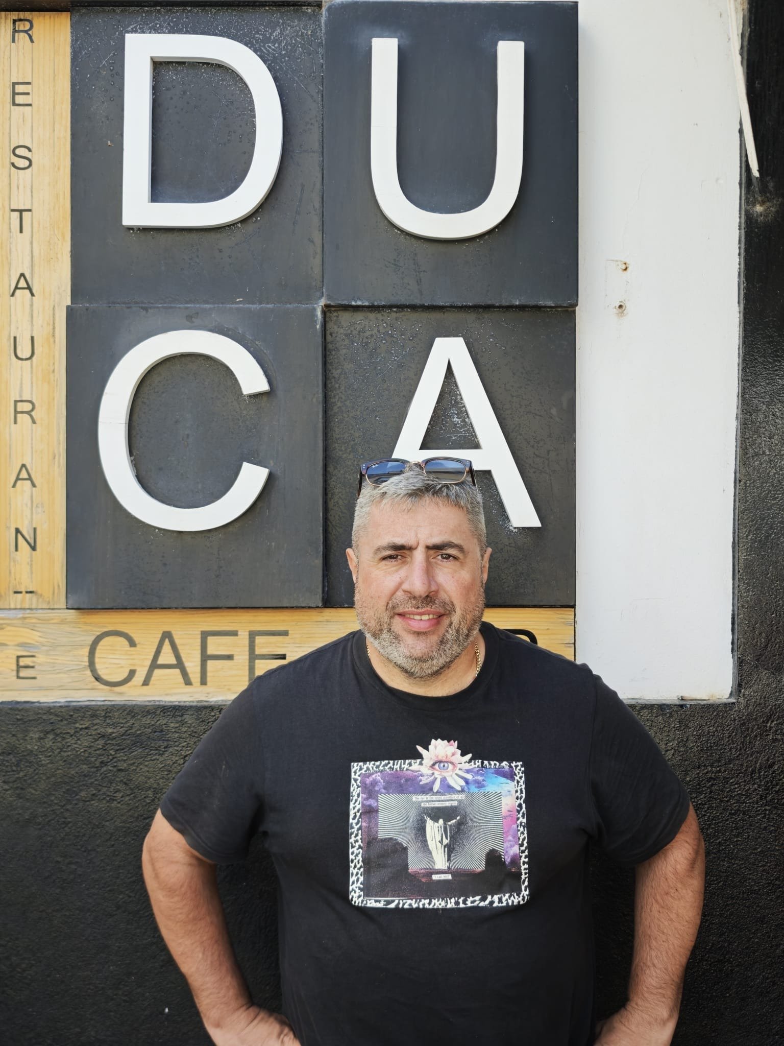 Andrés frente al rótulo de Bar Duca