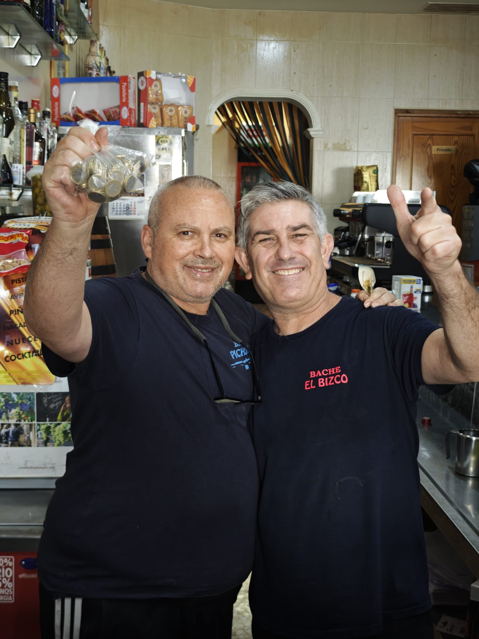 Fotografía compartida por Conexa para presentar a Carlos y Bar Pichón