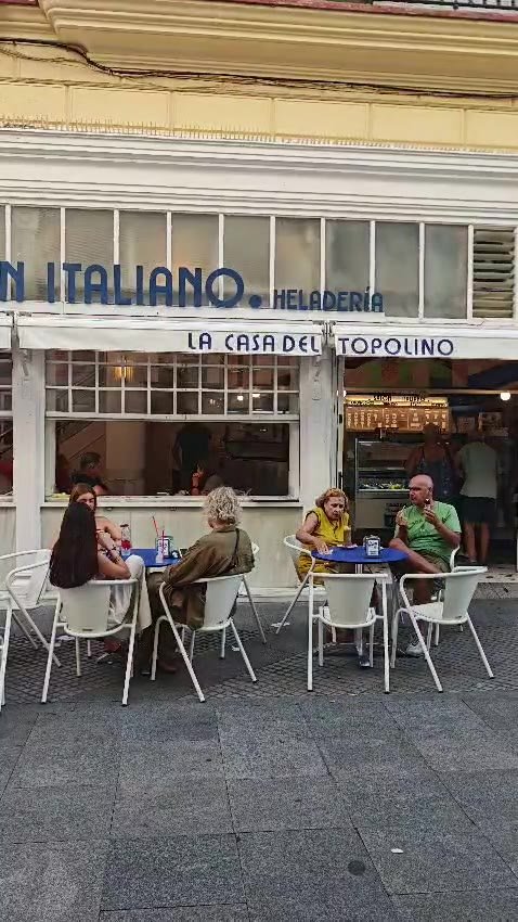 Terraza de una heladería de Cádiz con clientes en sus mesas